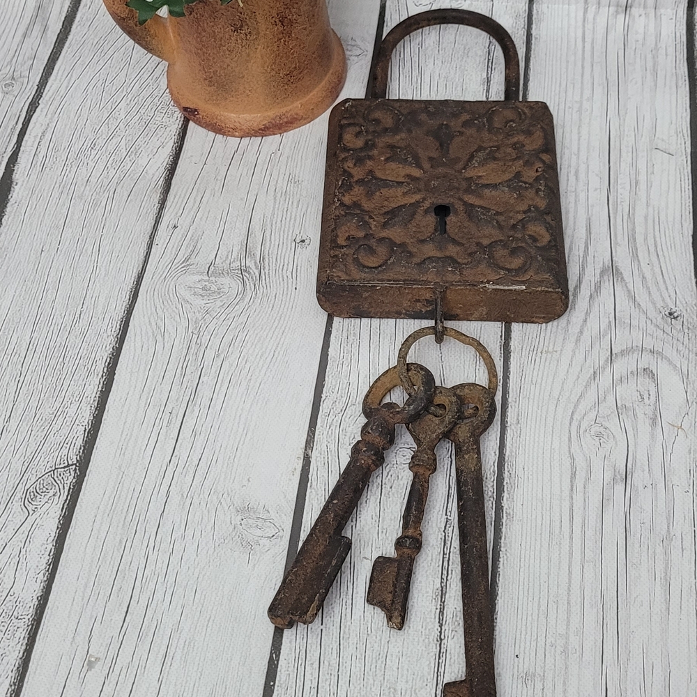 Vintage Metal Key Wall Decor